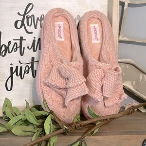 Aerosoles Pink Crochet Slippers Womens Small size 5/6